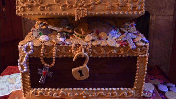 A pirate room contains a giant treasure chest filled with pearls and gold coins.